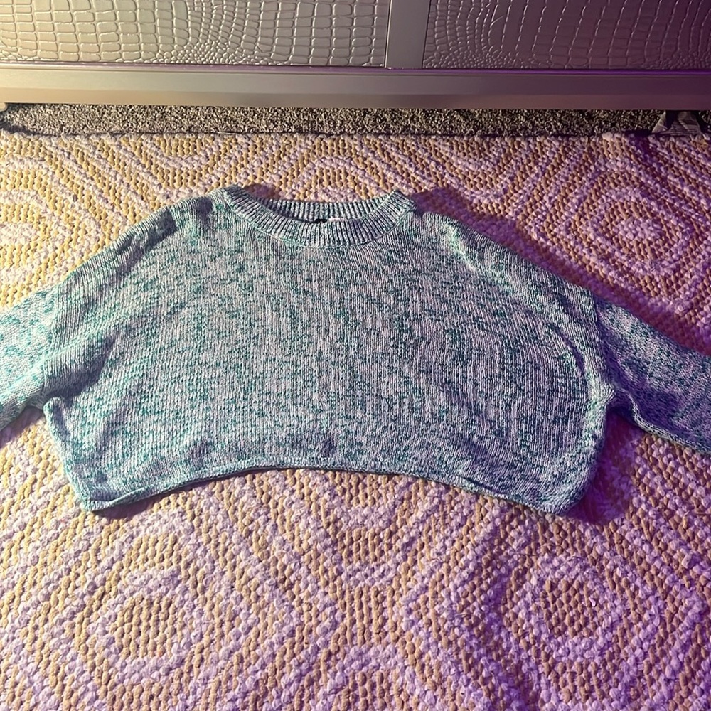 Green & White cozy cropped sweater.Worn only one time!!